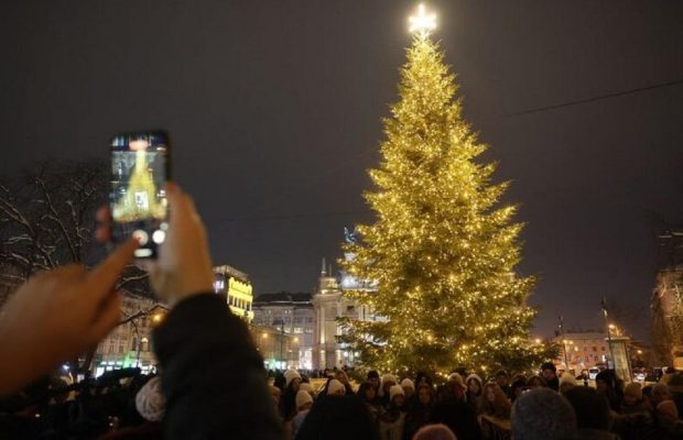 У Львові засвітили головну ялинку міста (фото, відео)