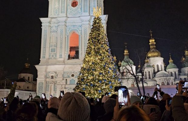 У Києві запалили вогні на головній ялинці країни (фото, відео)