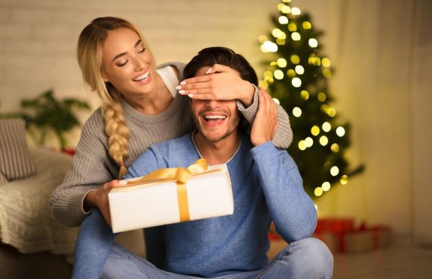 Що подарувати на Новий рік чоловікові й хлопцеві: 7 ідей недорогих подарунків і 7 дорожчих