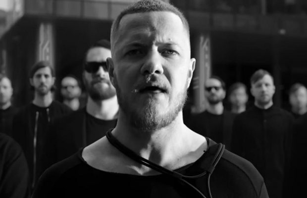 Солист Imagine Dragons расцеловал флаг Украины во время концерта (видео)