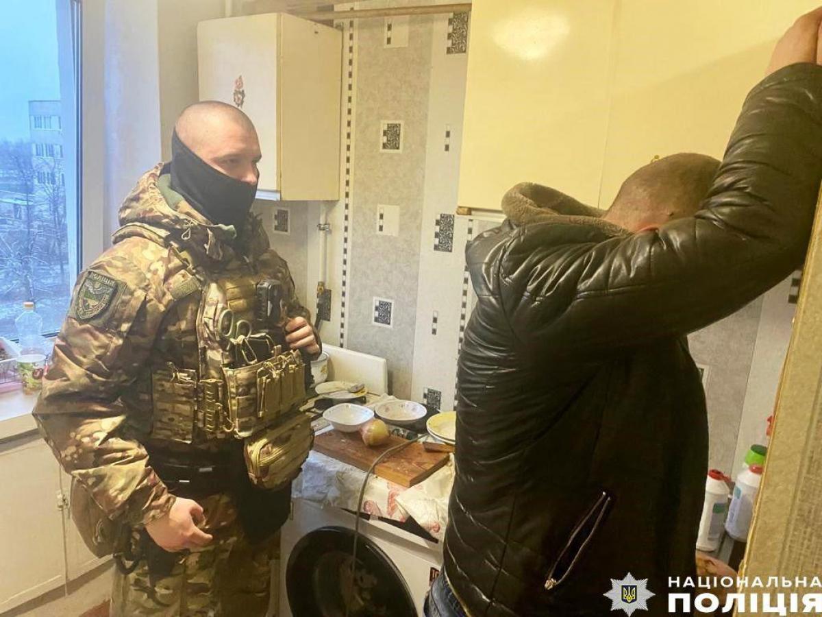Поліцейський спецназ штурмував квартиру у Чернігові / фото Нацполіція Поліцейський спецназ штурмував квартиру у Чернігові / фото Нацполіція