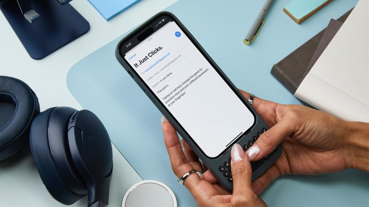 Для iPhone вышел чехол-клавиатура в стиле BlackBerry / фото Clicks Для iPhone вышел чехол-клавиатура в стиле BlackBerry / фото Clicks