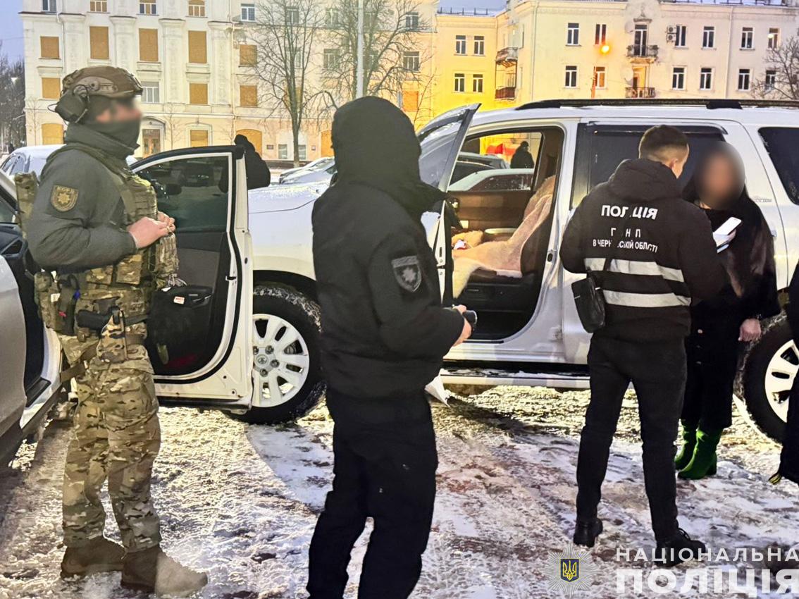 В Чернигове адвокат помогала мужчинам избежать мобилизации / фото Национальная полиция Украины В Чернигове адвокат помогала мужчинам избежать мобилизации / фото Национальная полиция Украины
