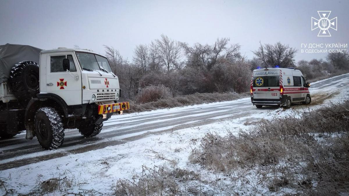 Через ожеледицю на дорозі застрягла "швидка" з хворою дитиною / фото ДСНС