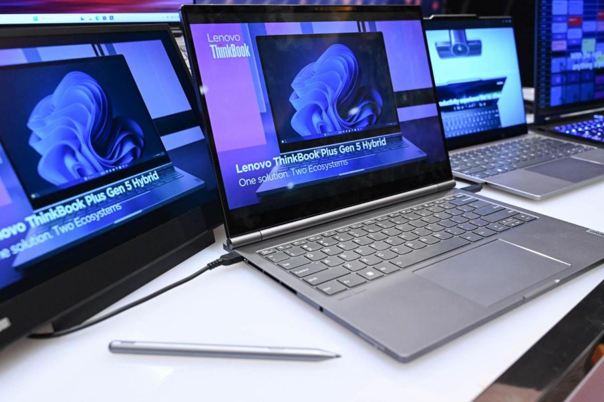 Lenovo показала ноутбук, який працює на двох ОС і двох процесорах / фото з Твіттера Lenovo показала ноутбук, який працює на двох ОС і двох процесорах / фото з Твіттера