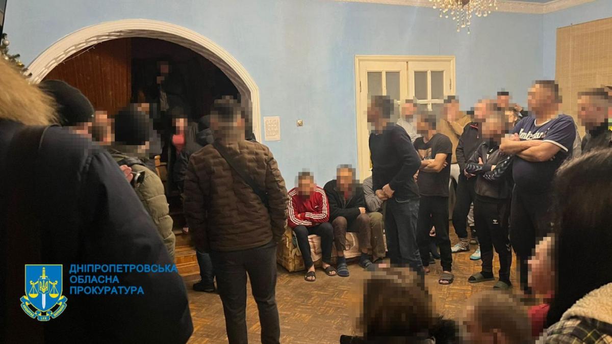 У Дніпрі затримано "рабовласників" / фото Дніпропетровська облпрокуратура У Дніпрі затримано "рабовласників" / фото Дніпропетровська облпрокуратура