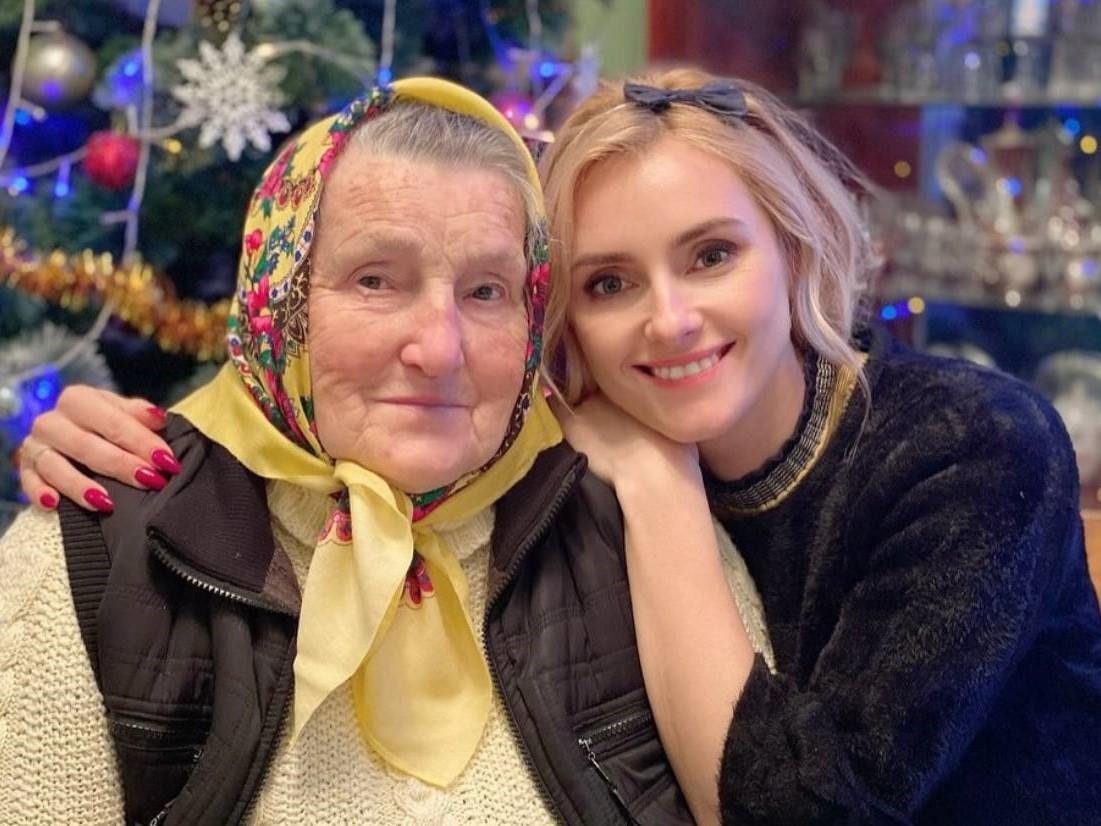Ірина Федишин разом з покійною бабусею / instagram.com/irynafedyshyn Ірина Федишин разом з покійною бабусею / instagram.com/irynafedyshyn