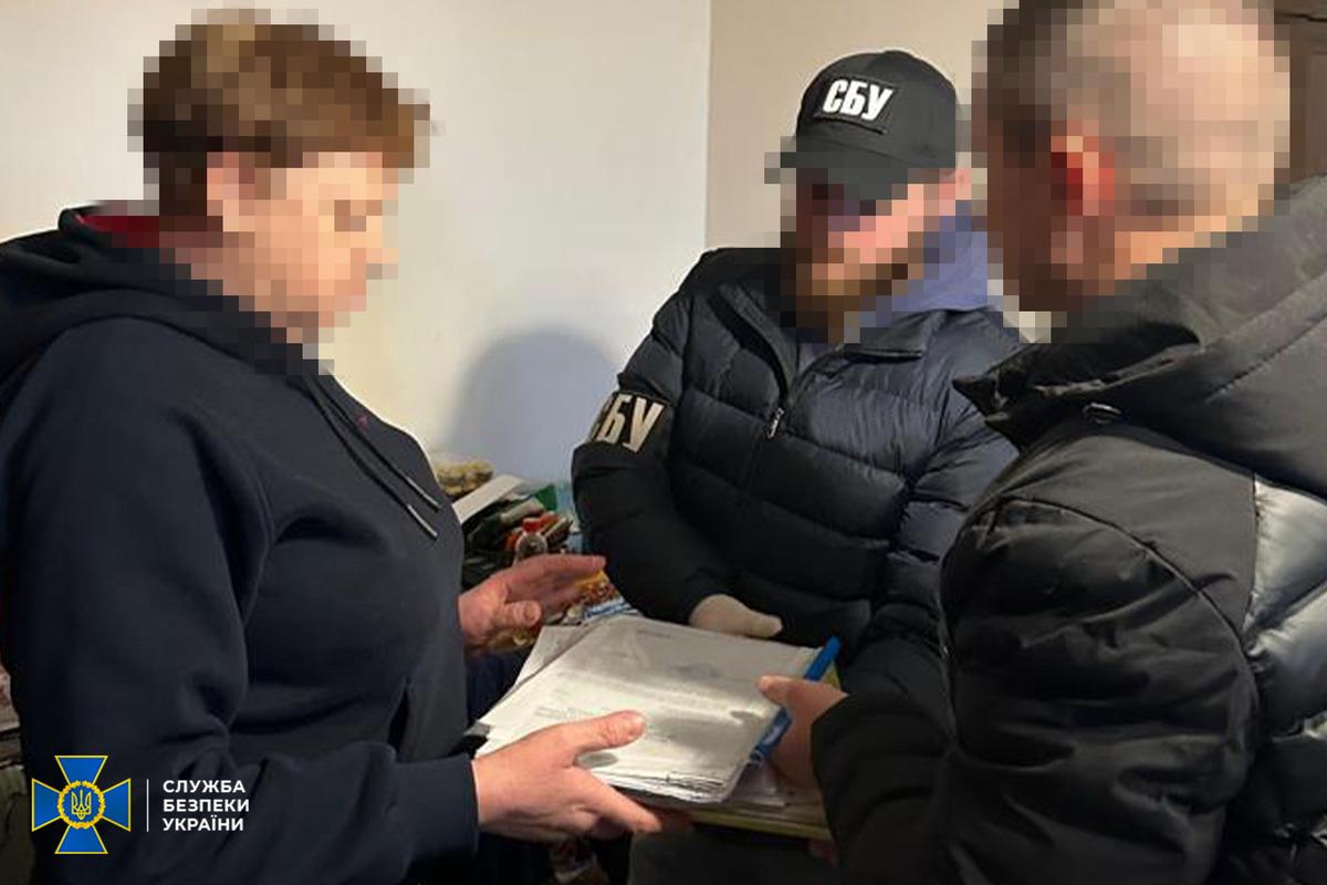 Україна затримала експосадовицю з Херсона, яка віддала окупантам 24 "швидкі" машини / фото прес-служби СБУ Україна затримала експосадовицю з Херсона, яка віддала окупантам 24 "швидкі" машини / фото прес-служби СБУ