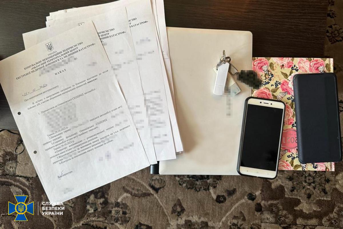 СБУ вилучила докази причетності експосадовиці з Херсона до змови з окупантами / фото прес-служби СБУ СБУ вилучила докази причетності експосадовиці з Херсона до змови з окупантами / фото прес-служби СБУ