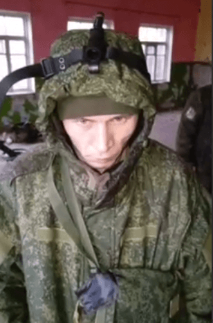 Військовий РФ з ліхтарем з Аліекспресс на голові / фото скріншот Військовий РФ з ліхтарем з Аліекспресс на голові / фото скріншот