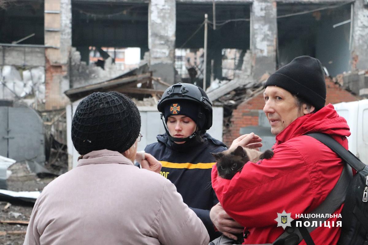 Літні люди до останнього відмовляються від евакуаціїї / facebook.com/police.kharkov Літні люди до останнього відмовляються від евакуаціїї / facebook.com/police.kharkov