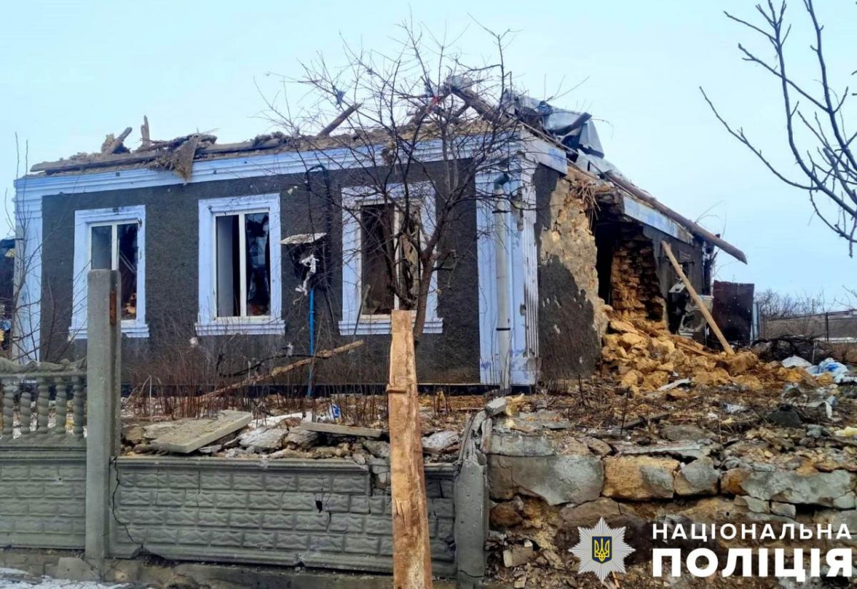 Під обстрілом перебував медичний заклад, пошкоджено будівлю та "швидку" / фото Нацполіція Під обстрілом перебував медичний заклад, пошкоджено будівлю та "швидку" / фото Нацполіція