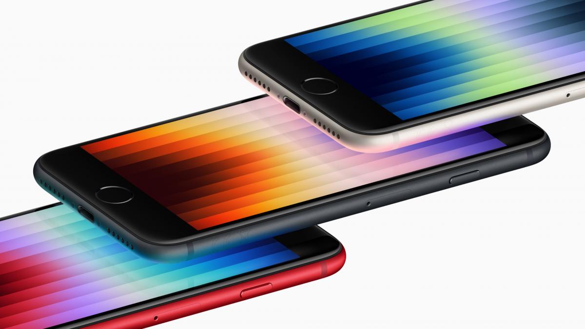 iPhone SE (2022) однозначно один из лучших недорогих айфонов для покупки сейчас / фото Apple iPhone SE (2022) однозначно один из лучших недорогих айфонов для покупки сейчас / фото Apple