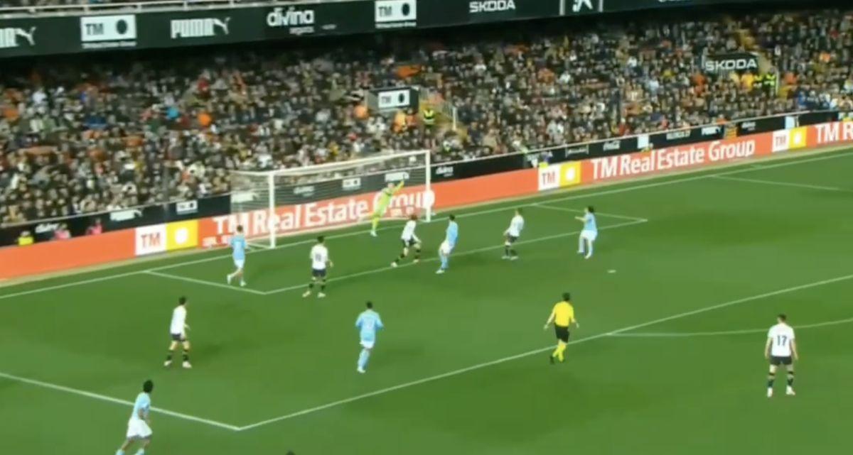 Celta player scores a goal against Valencia / Screenshot from MEGOGO broadcast