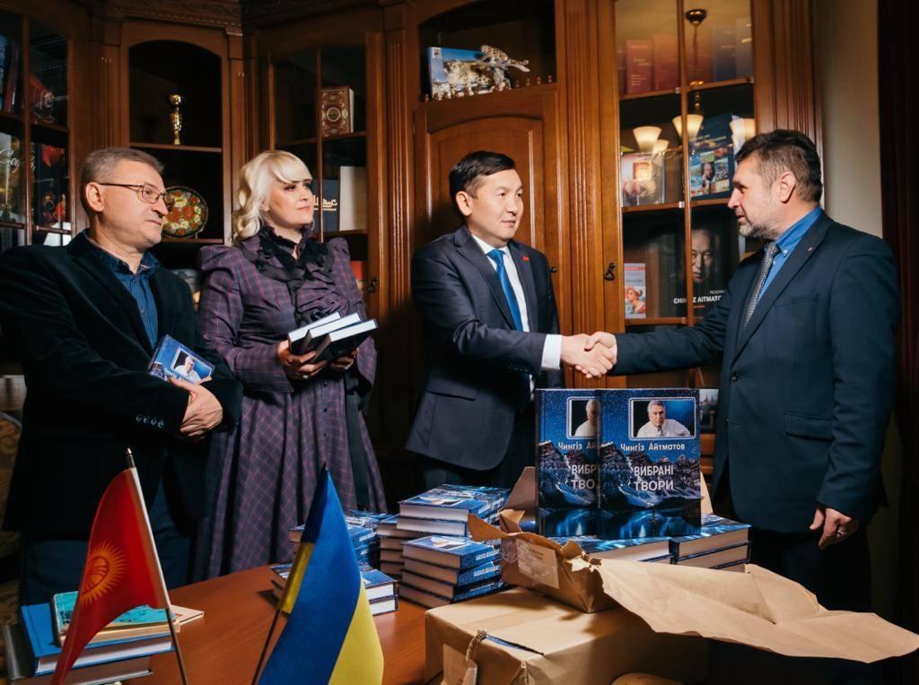 До 95-річчя від дня народження Чингіза Айтматова випущено видання українською мовою До 95-річчя від дня народження Чингіза Айтматова випущено видання українською мовою