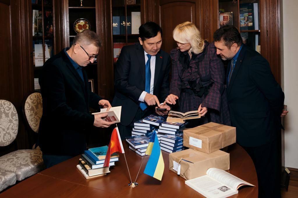 До 95-річчя від дня народження Чингіза Айтматова випущено видання українською мовою До 95-річчя від дня народження Чингіза Айтматова випущено видання українською мовою