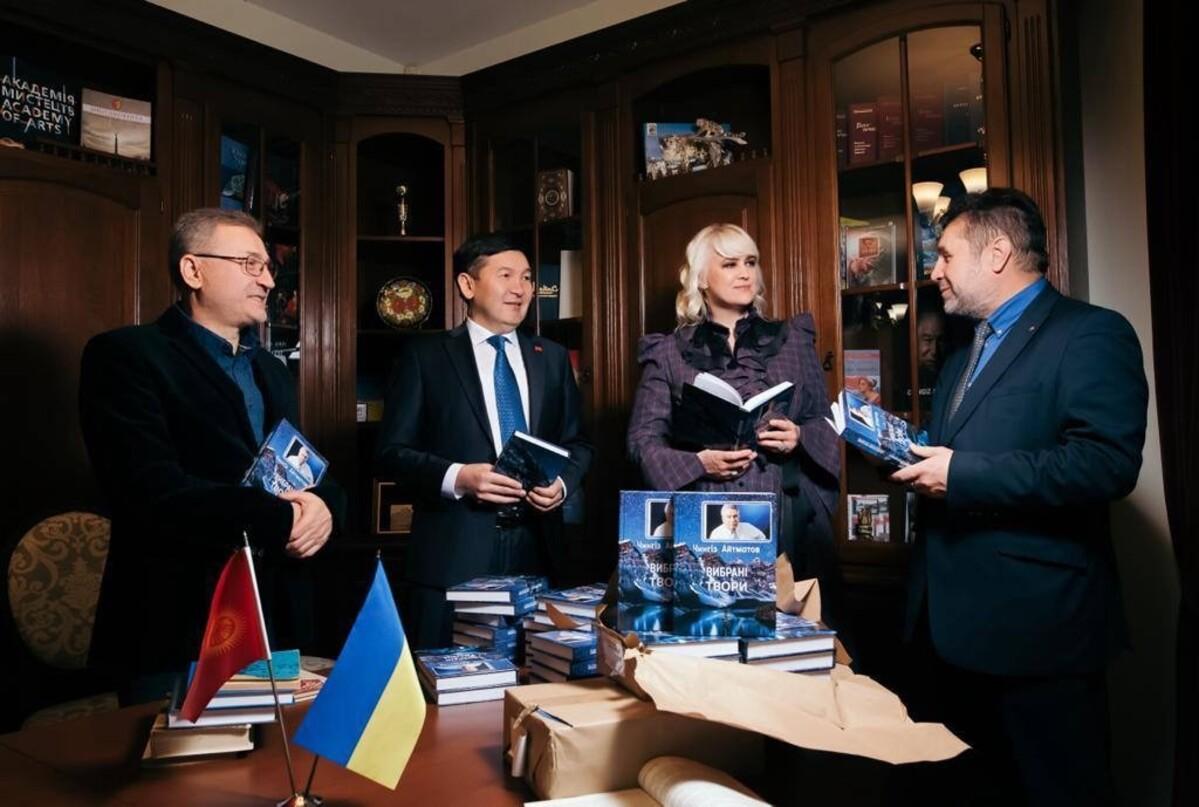 До 95-річчя від дня народження Чингіза Айтматова випущено видання українською мовою До 95-річчя від дня народження Чингіза Айтматова випущено видання українською мовою