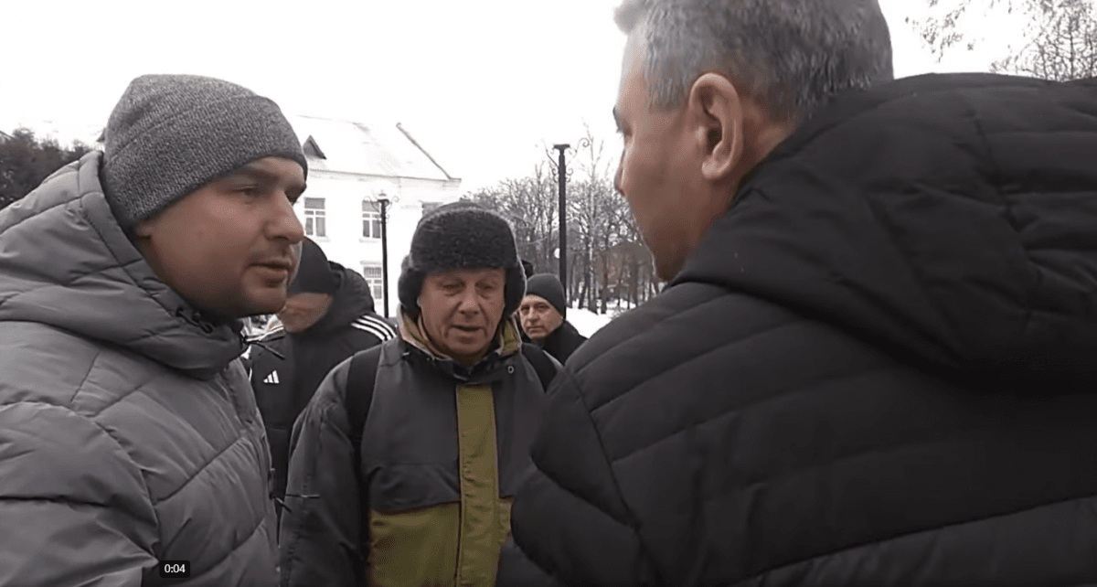 В Ромнах на Аллее славы подрались мэр города и глава РВА / скриншот В Ромнах на Аллее славы подрались мэр города и глава РВА / скриншот