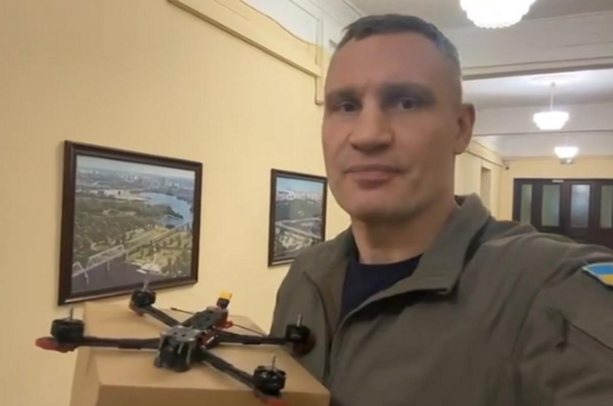 Кличко передал 23 батальону президентской бригады партию FPV-дронов / скриншот Кличко передал 23 батальону президентской бригады партию FPV-дронов / скриншот
