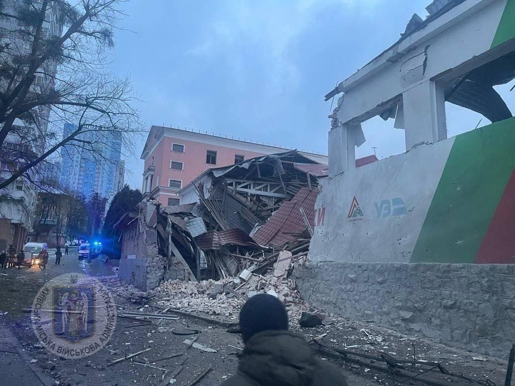 У Києві є руйнування внаслідок падіння уламків / фото КМВА У Києві є руйнування внаслідок падіння уламків / фото КМВА