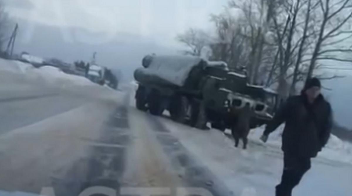 Зенитно-ракетные комплексы снял на видео местный житель / скриншот Зенитно-ракетные комплексы снял на видео местный житель / скриншот