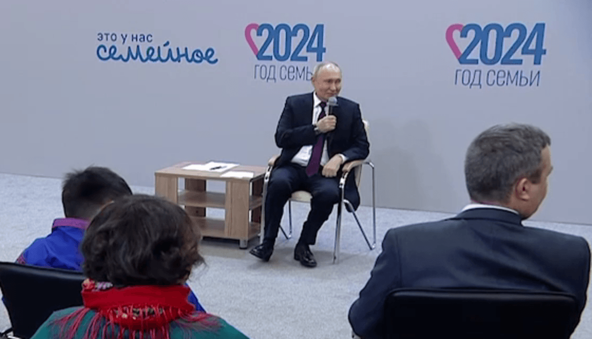 Володимиру Путіну дочка запропонувала знятися в кліпі Шамана, з'ясували журналісти / скріншот Володимиру Путіну дочка запропонувала знятися в кліпі Шамана, з'ясували журналісти / скріншот