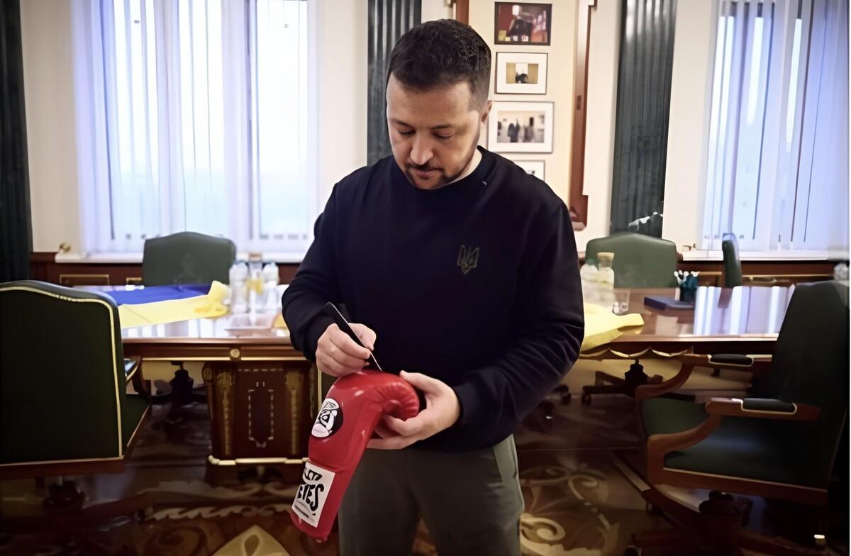Боксерські рукавички з підписом Зеленського продали на аукціоні за 5 мільйонів гривень Боксерські рукавички з підписом Зеленського продали на аукціоні за 5 мільйонів гривень