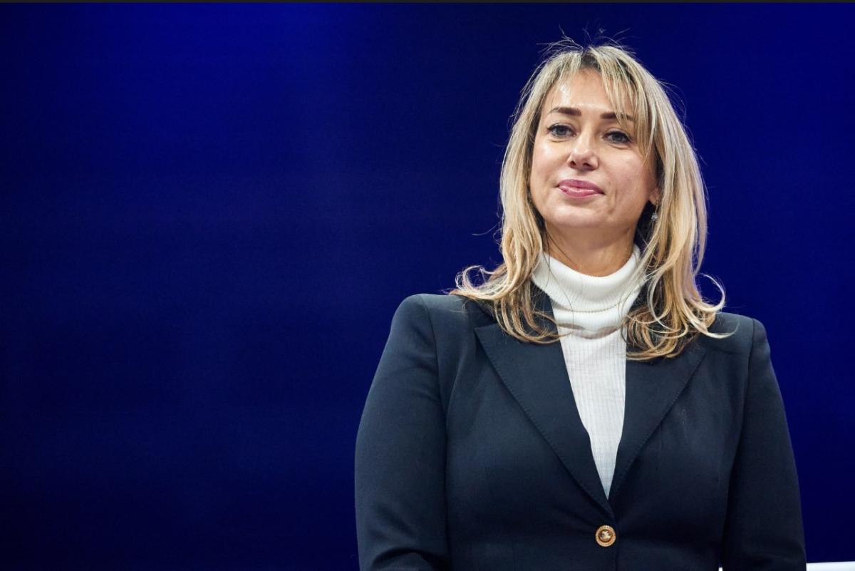 Боксерські рукавички з підписом Зеленського продали на аукціоні за 5 мільйонів гривень Боксерські рукавички з підписом Зеленського продали на аукціоні за 5 мільйонів гривень