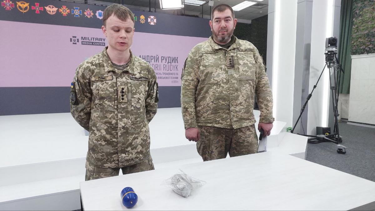 Окупанти застосовують хімічні гранати / фото УНІАН Окупанти застосовують хімічні гранати / фото УНІАН