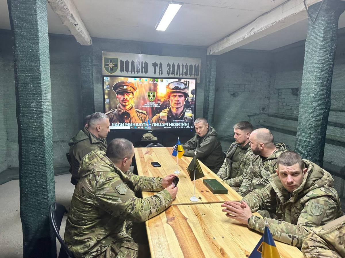 Кияни - захисникам: Віталій Кличко привіз воїнам на 'нулі' системи РЕБ та дрони Кияни - захисникам: Віталій Кличко привіз воїнам на 'нулі' системи РЕБ та дрони