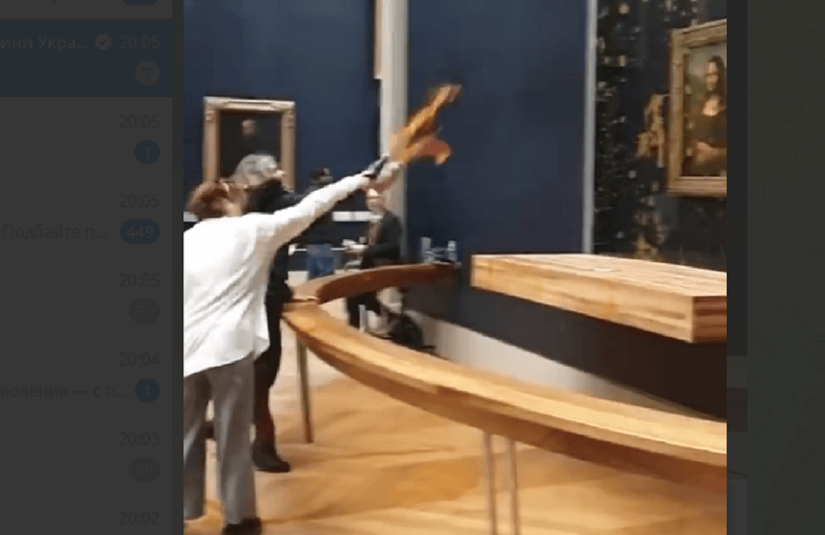 Two women doused with soup "Mona Lisa" / screenshot from video