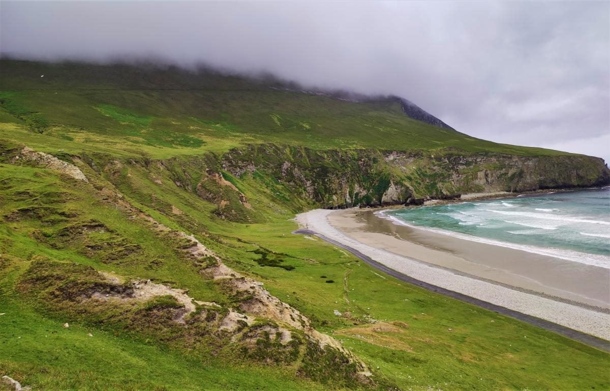 Фото Keel Beach на острове Акилл в Ирландии 11 мая 2024