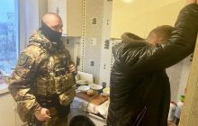 В Чернигове нетрезвые мужчины выпустили фейерверк во время воздушной тревоги: к ним пришли силовики (видео)