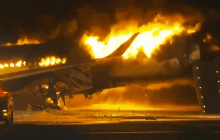 У японському аеропорту зіткнулися і спалахнули два літаки: п'ятеро людей загинули (відео)