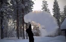 Екстремальний холод у Фінляндії заморожує навіть окріп, кинутий у повітря (відео)