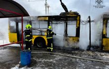 На Троещине в Киеве загорелся троллейбус с пассажирами: в поджоге подозревают пассажира (видео)