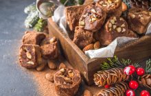 Сладкая колбаска с орехами и сгущенкой: самый простой рецепт из детства