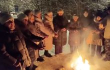 Під Москвою в містах одне за одним зникає опалення, люди гріються біля багать на вулицях