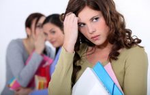 Як визначити пліткаря: 11 промовистих ознак, що вас обговорюють за вашою спиною