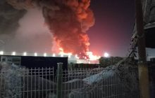 Ворота були закриті: стало відомо, як робітники тікали з палаючого під Пітером складу (відео)