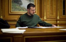 Чоловіки, які виїхали за кордон, мають сплачувати податки в Україні, – Зеленський