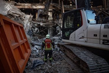 Количество жертв удара по Киеву возросло, поисково-спасательные работы продолжаются (фото)