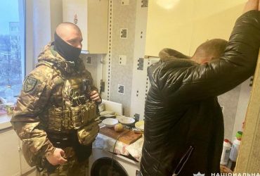 В Чернигове нетрезвые мужчины выпустили фейерверк во время воздушной тревоги: к ним пришли силовики (видео)