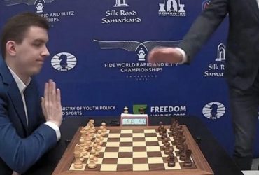 Польский гроссмейстер отказался пожать руку россиянину на ЧМ по шахматам (видео)
