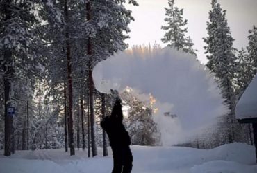 Екстремальний холод у Фінляндії заморожує навіть окріп, кинутий у повітря (відео)
