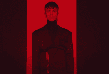 Пивоваров с голым торсом порвал сеть игрой на барабанах (видео)