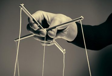 Ці 10 фраз викажуть в ньому маніпулятора: знай, на що звернути увагу