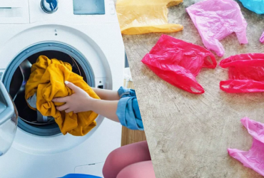 Только лучшие хозяйки знают этот лайфхак: зачем класть пакет в стиральную машину