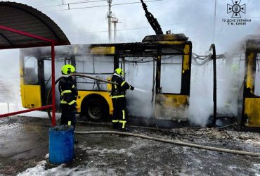 На Троещине в Киеве загорелся троллейбус с пассажирами: в поджоге подозревают пассажира (видео)