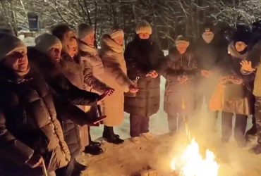 Под Москвой города один за другим остаются без отопления, люди греются у костров на улицах